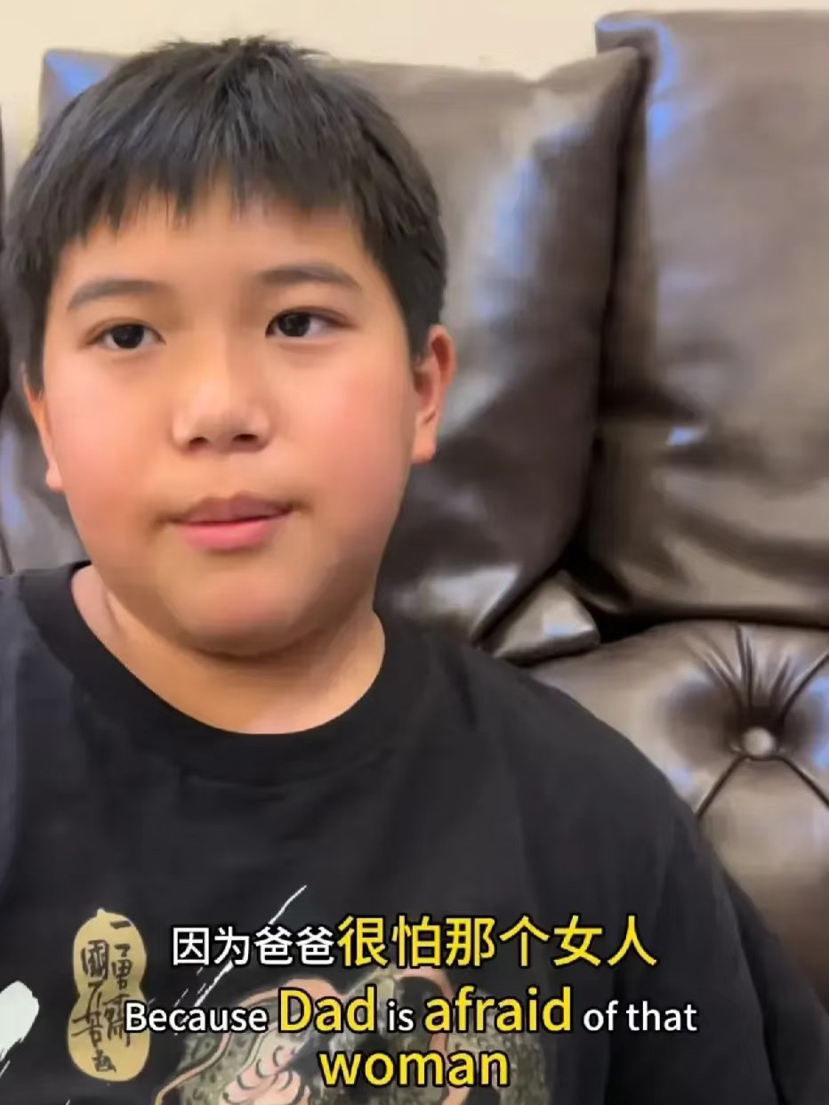 后备箱男孩的父亲李某斌其实是个挺深情的人。据爆料，李某斌和孩子的后妈是初恋关