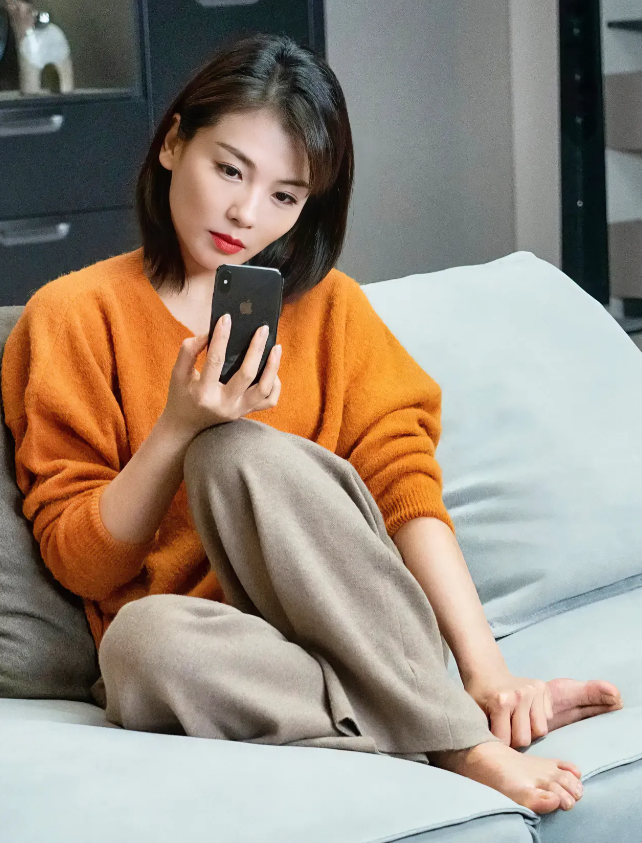 刘涛，168cm，光脚坐在沙发上看手机，这个侧脸好美，感觉从头美到脚，一看就是贤