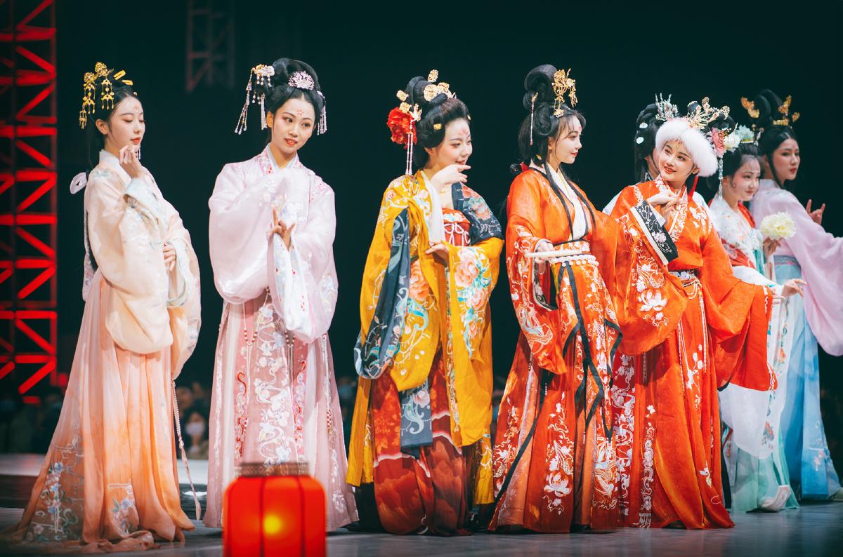 古代皇帝后宫佳丽三千，怎么决定今晚找谁？你真以为像电视里演的那样，翻个绿头牌就完