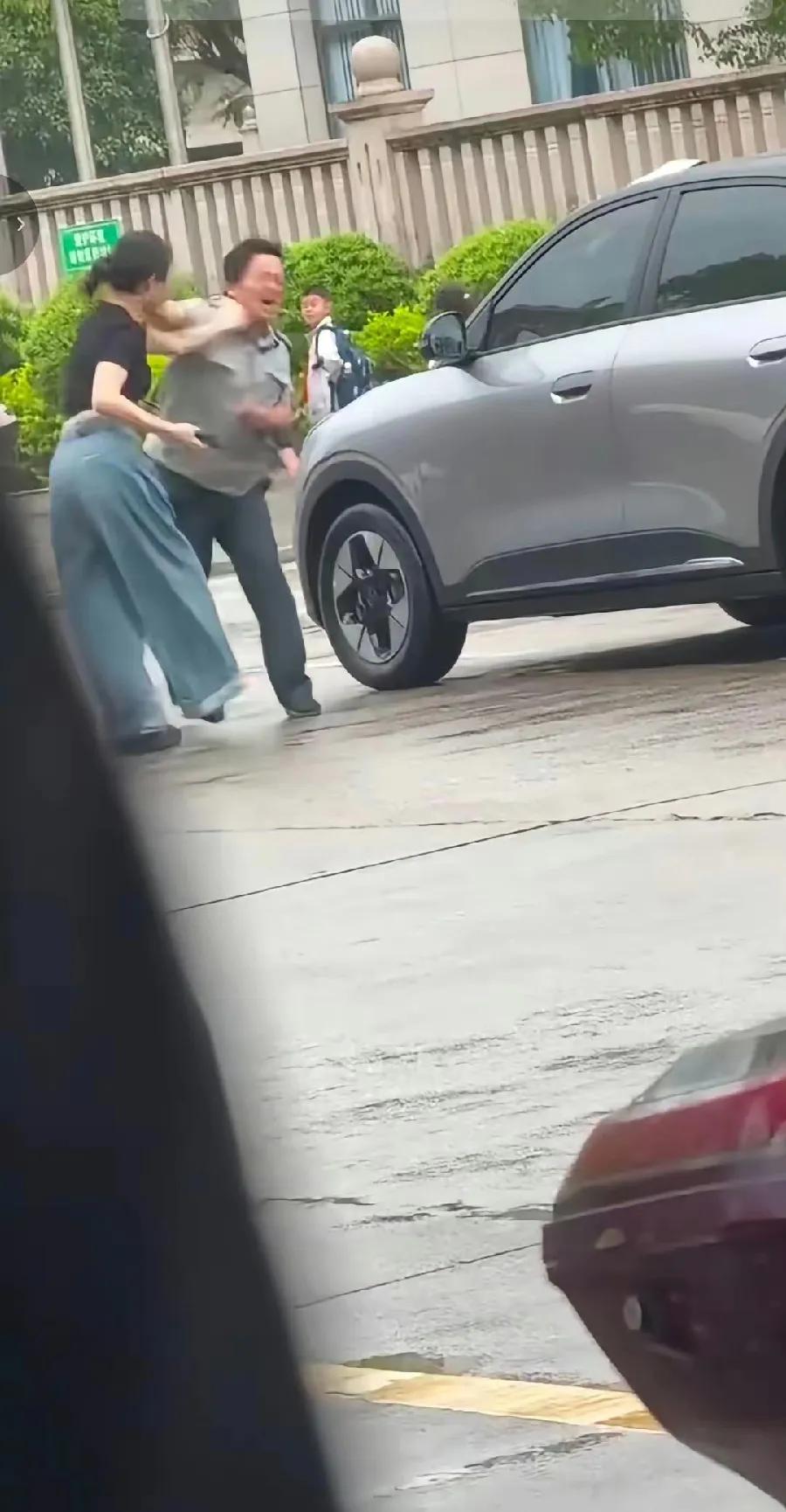 福建永安发生的女子脚踢保安，保安怒扇女子耳光一事引发全网关注。作为吃瓜群众，我对