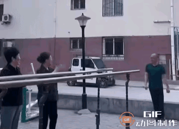 [[捂脸哭][捂脸哭]大爷，劝你悠着点儿[打脸][打脸]]女人面前