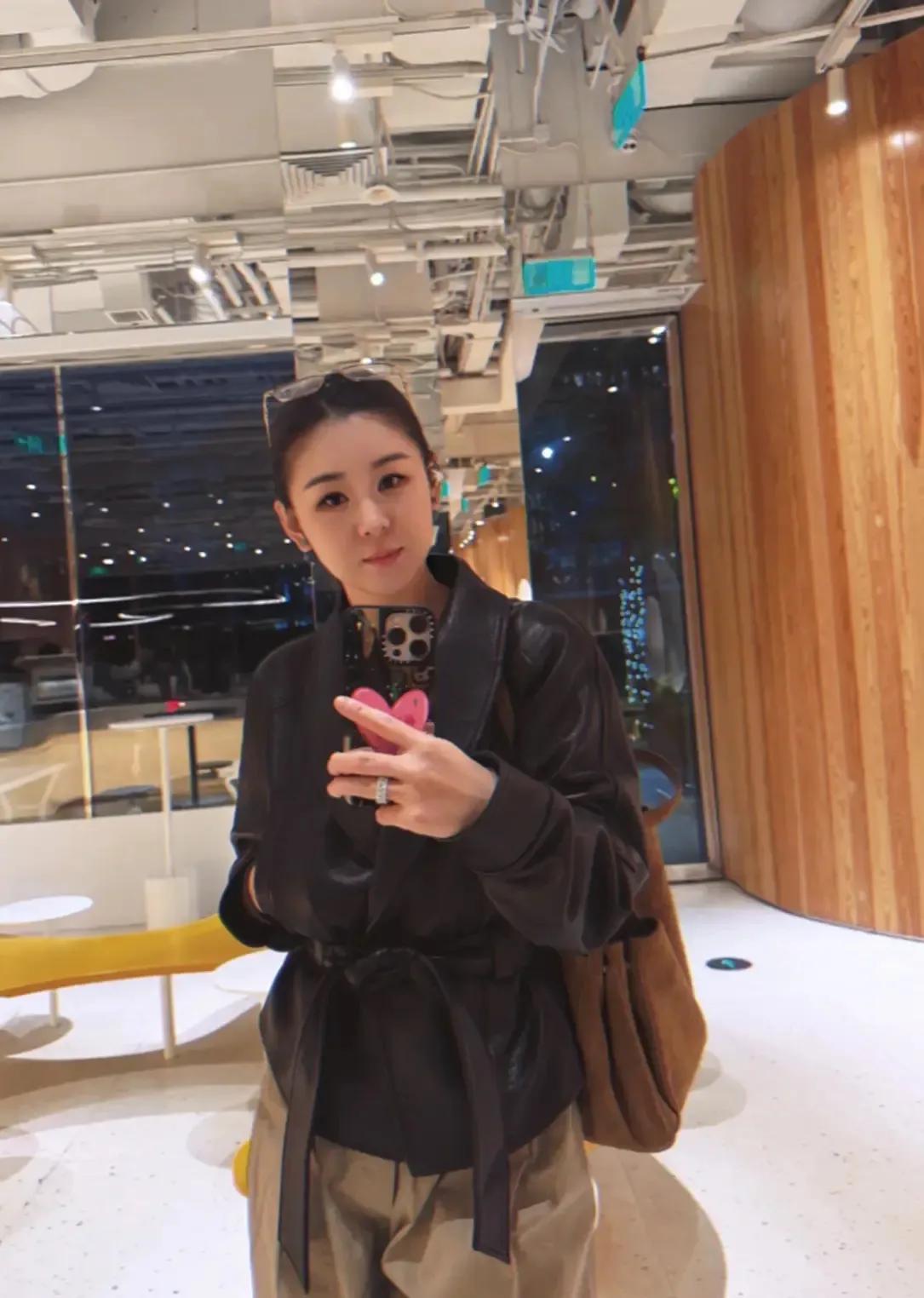 有钱就是好，李小萌嫁富二代王雷，生二娃不用带，出门开600多万的劳斯莱斯。4