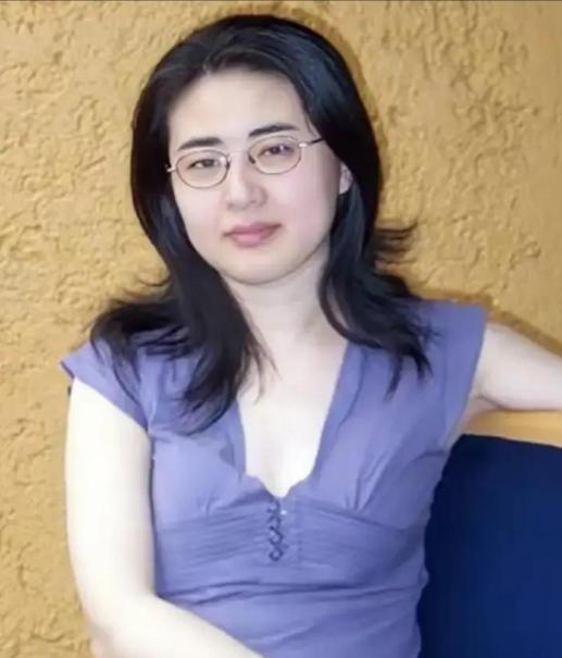 1999年，28岁北大才女田晓菲不顾一切地嫁给了大自己25岁的美国导师，父母气