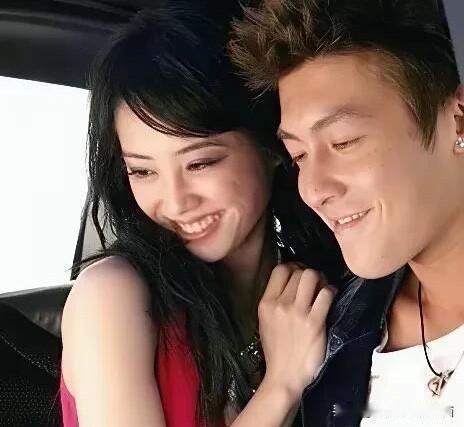 还是年轻时候好看，那时的陈冠希帅气英俊，有点痞帅痞帅的，比谢霆锋好看多了。旁