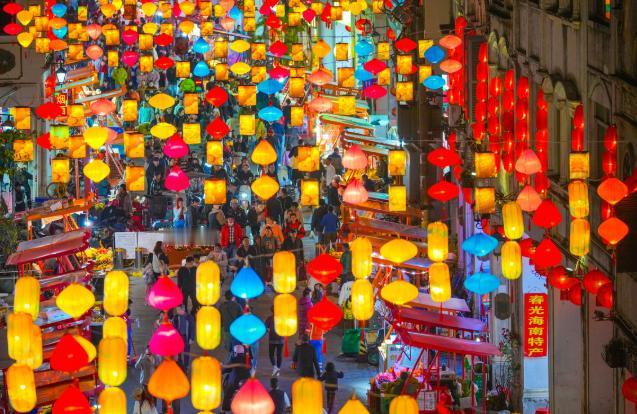 前几天偶然刷到一个热议话题，春节三倍工资，你愿意留下来加班吗？万万没想到，居然