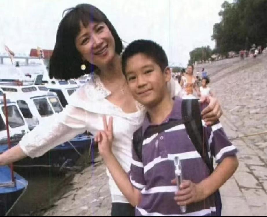 女星何晴和王艳都担任过琼瑶剧的重要角色，出挑的长相和演技都不输女主角；王艳因此