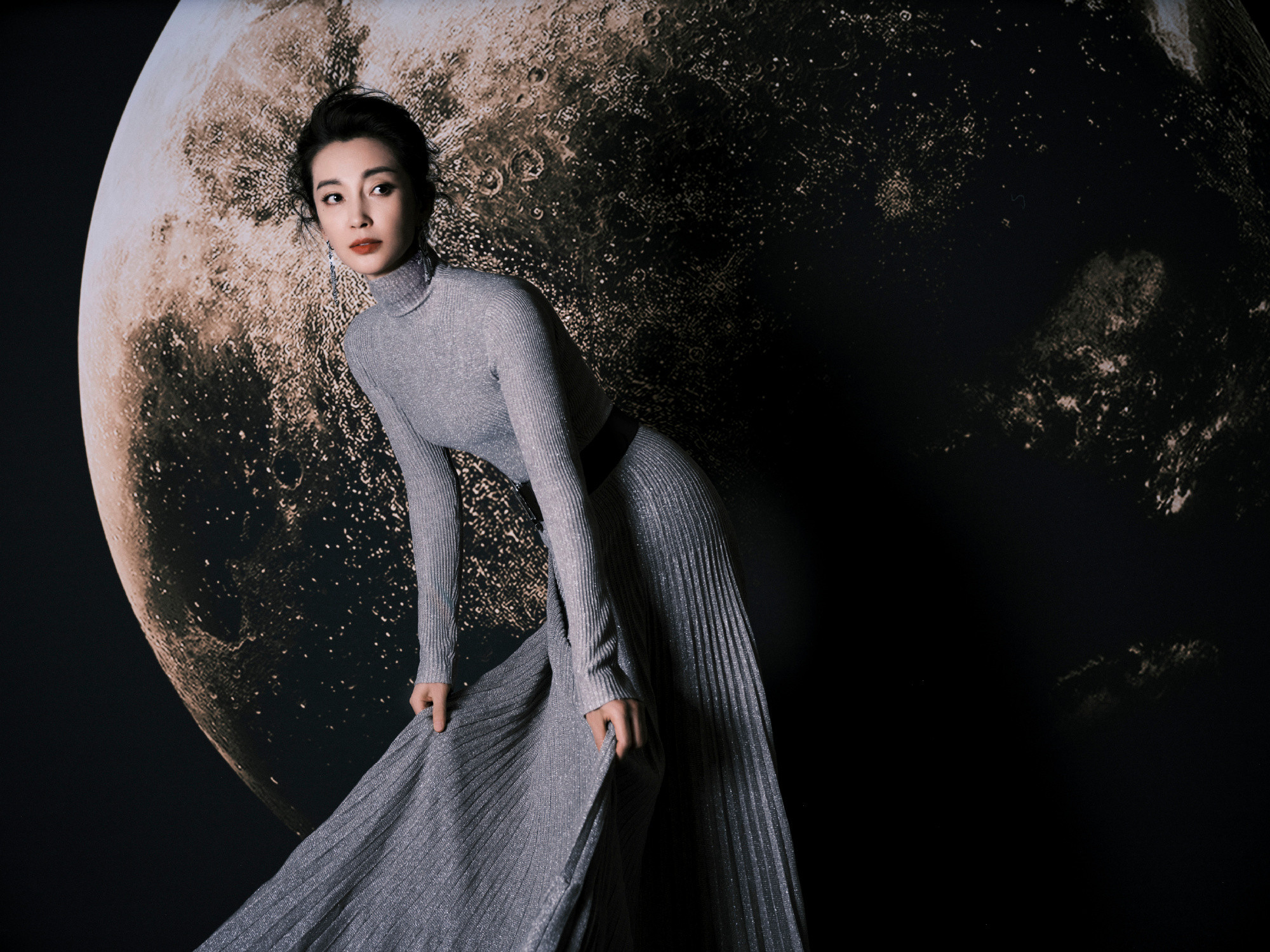 李冰冰高领毛衣裙妆造，月光之下，无尽浪漫。李冰冰