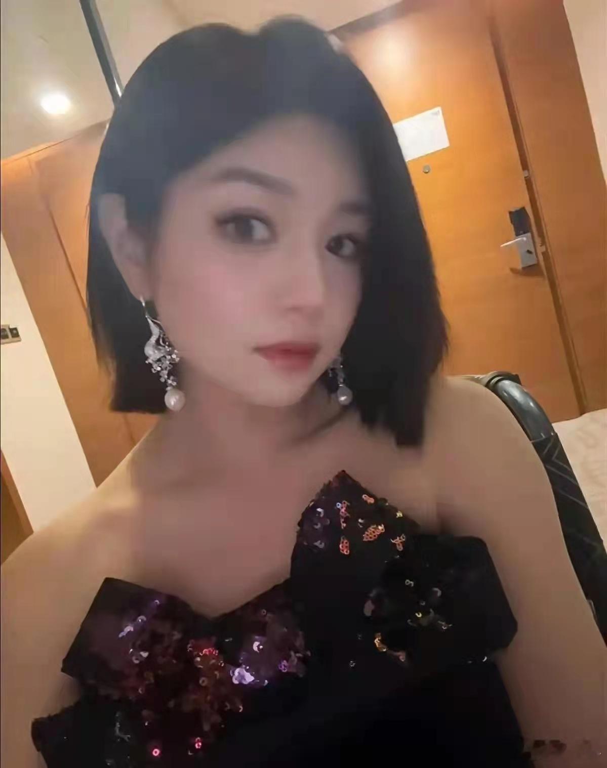 陈妍希离婚后状态越来越好！下巴都瘦尖了，短发造型真得好美！​​​
