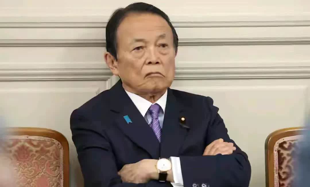 有人是“五十步笑百步”，而麻生太郎是百步笑五十步，当年麻生太郎任首相期间是失去了