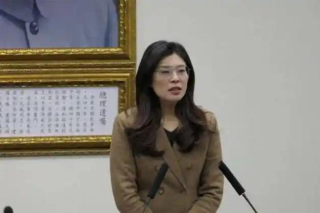 风向又变了，郑丽文倒戈强推天价军购？“武统”的绝佳机会来了！ 岛内风向彻底变