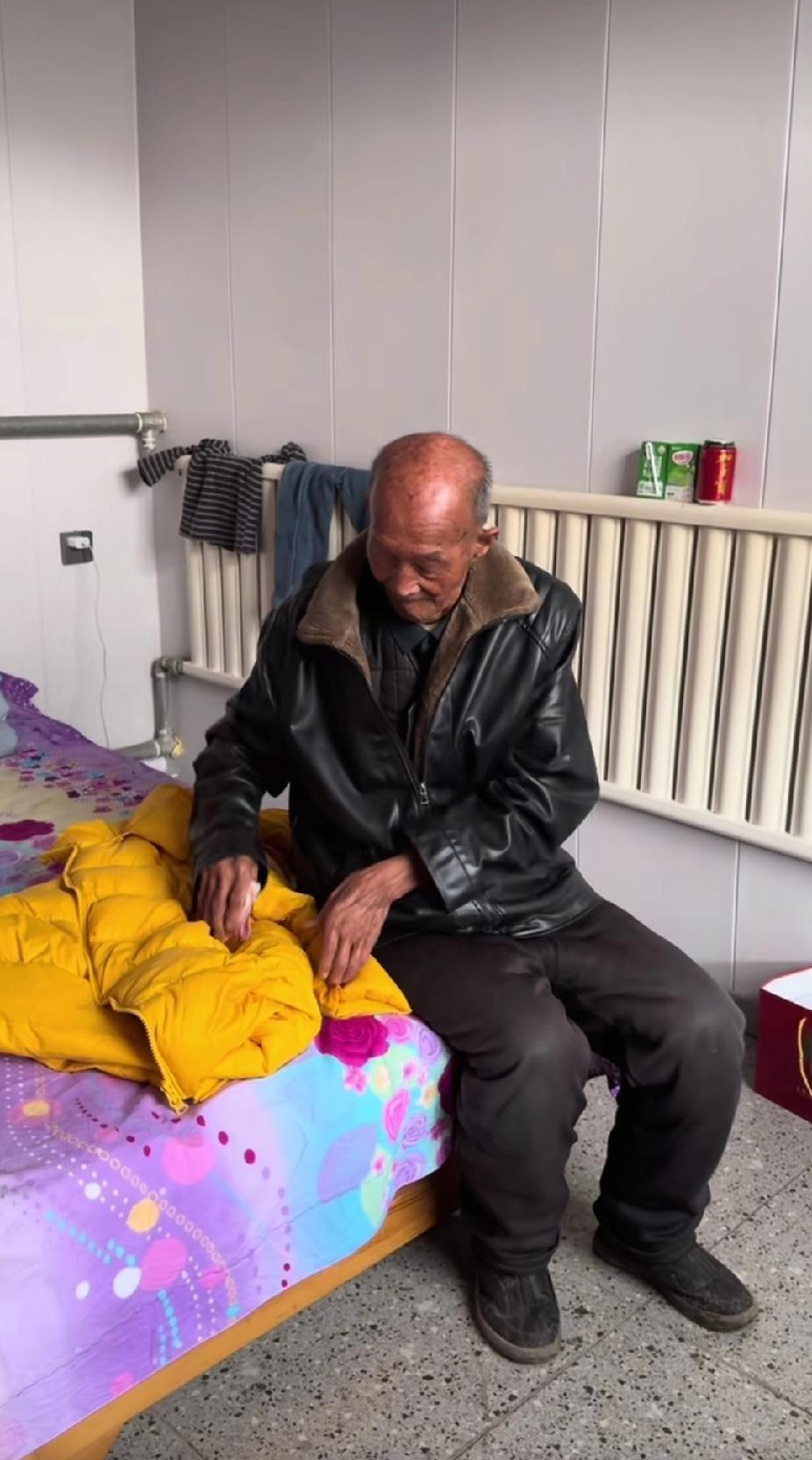 女子走到卧室门口，看到自己的养父，竟然在掏女儿的衣服口袋，可女子看着看着就泪流满