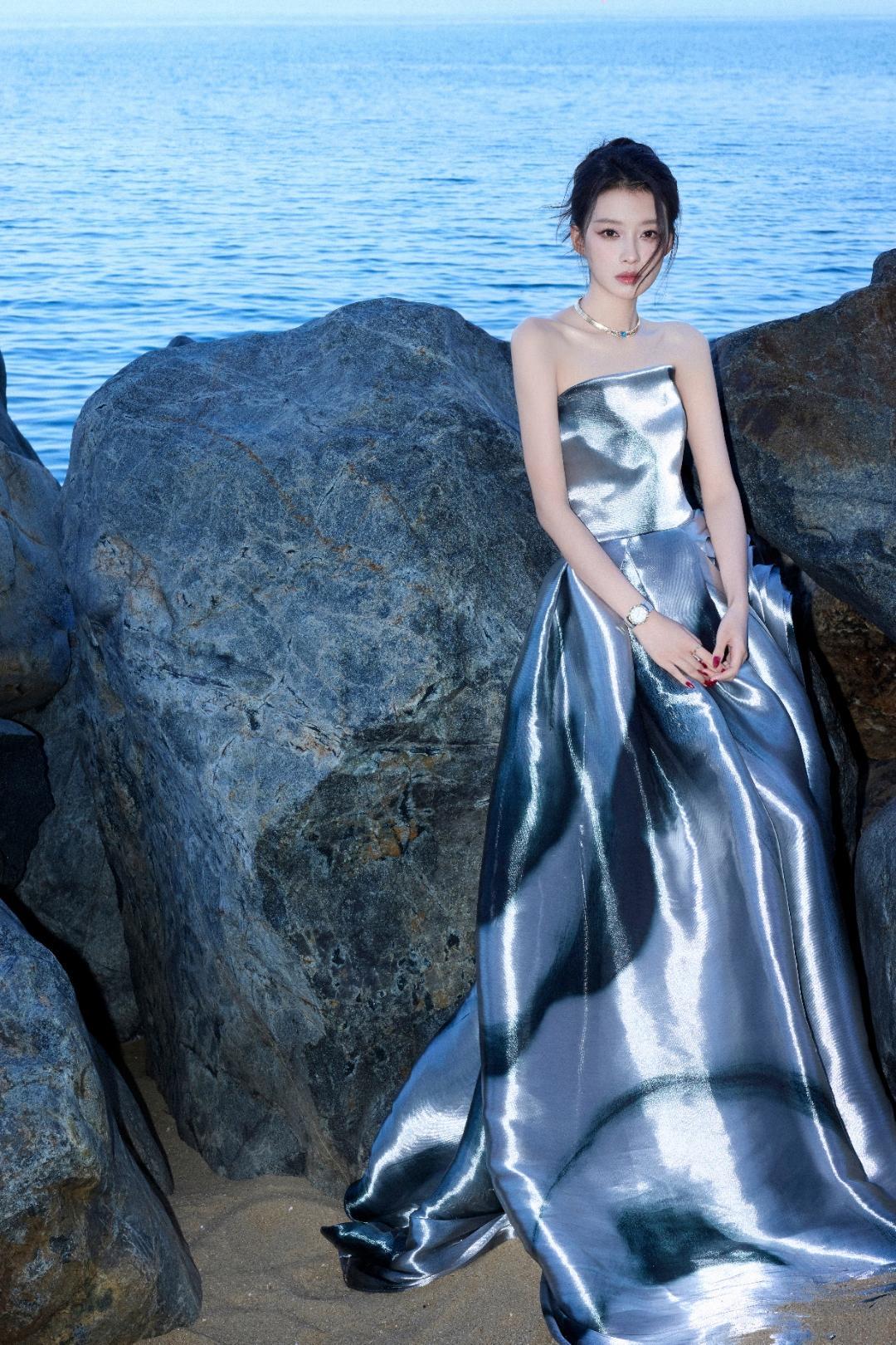 谁看了孙怡的新造型不喊一句“姐姐杀疯了”！这组海边大片直接把“冷艳破碎感”焊在审