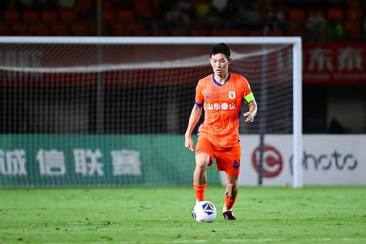 山东泰山球迷还在抱怨引援名单上的名字一个个消失。隔壁球队的官宣海报一张接一张