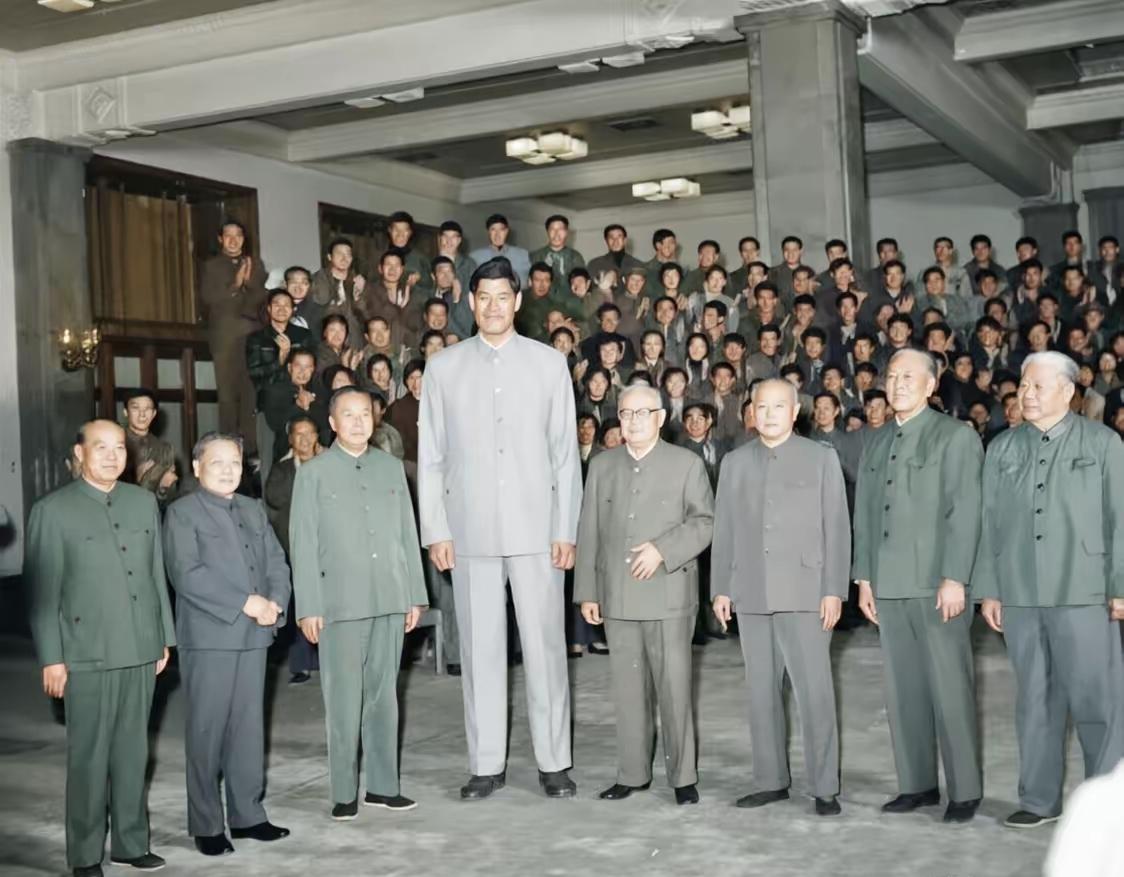 罕见照片！知道这张照片中，中间最高的人是谁吗？一个篮球运动员。