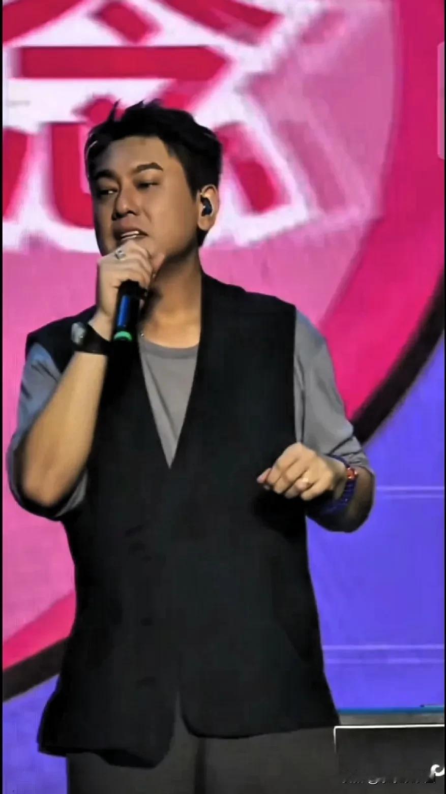 朱孝天吃相太难看！这演唱会咋没人放出来呢？整个一茶话会，或者说粉丝见面会！半小时