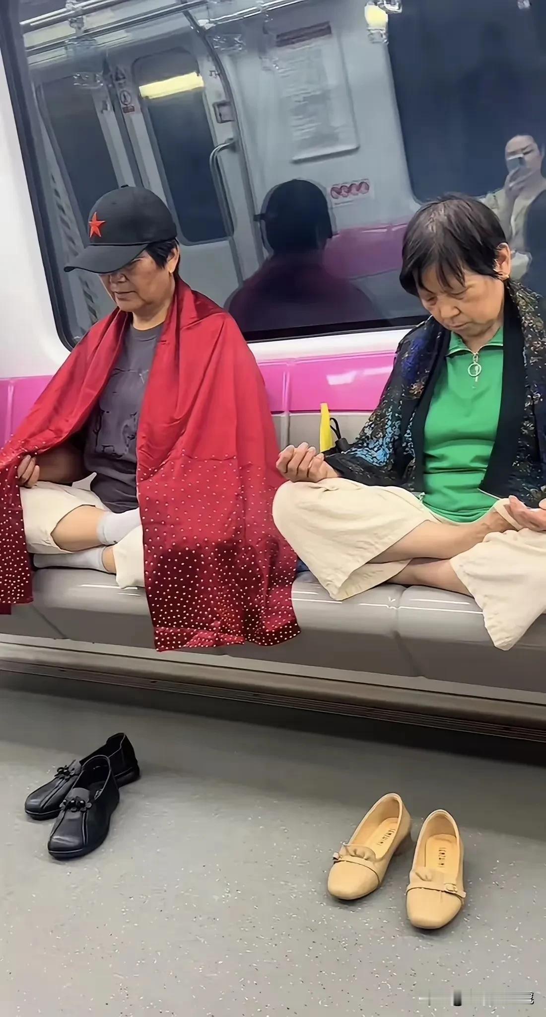 网友晒出地铁上的一幕，不得不说，惊呆了啊！[捂脸哭]