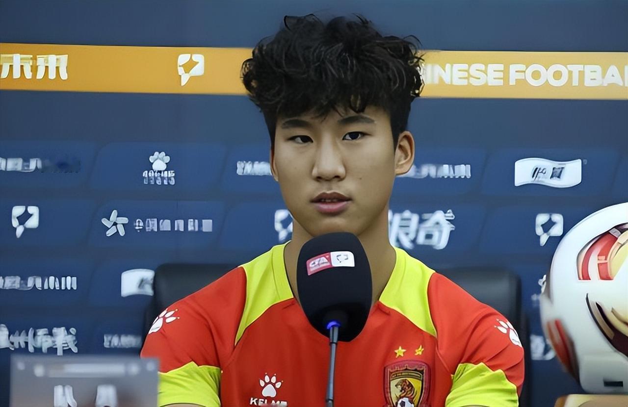 邵佳一该征召这位重庆铜梁龙王牌后腰进国足了，不比黄嘉辉差，本轮进球爆发。山东泰山