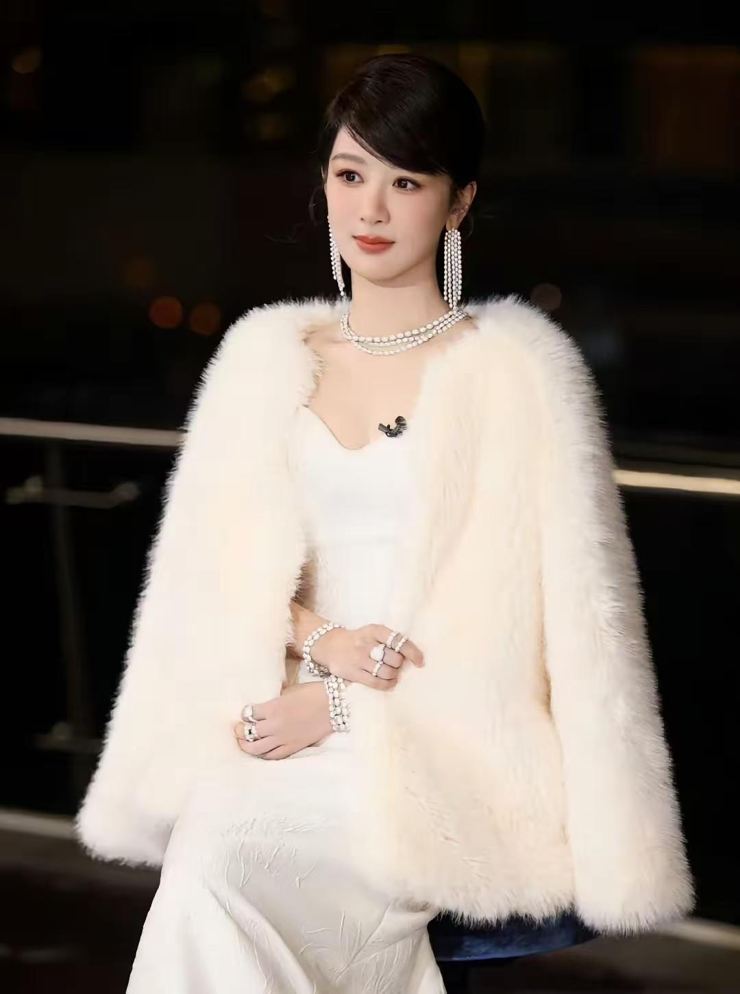 我宣布，今天娱乐圈，最有求生欲的女明星，就是杨紫了。她出席海口APM活动，