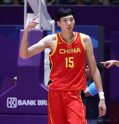 周琦身高2.17，臂展2.3，他在NBA火箭队时才95公斤，杨瀚森身高2.16，