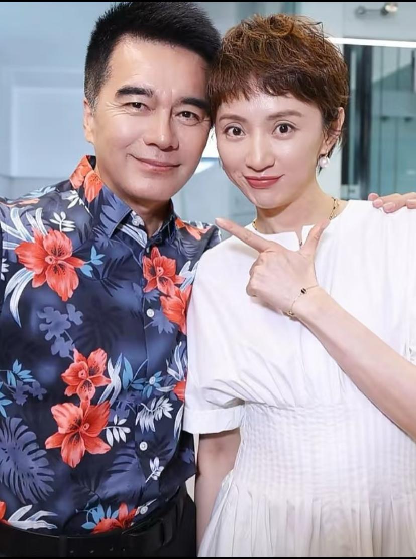 何晴儿子许何在母亲生日这天发文，一边缅怀母亲，一边替许亚军和继母张澍澄清传闻，这