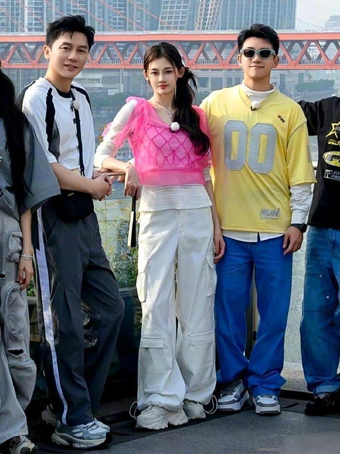 这张大合照里，苗苗美的很突出啊，跳舞的气质就是不一样，生了几个孩子，状态还是那么