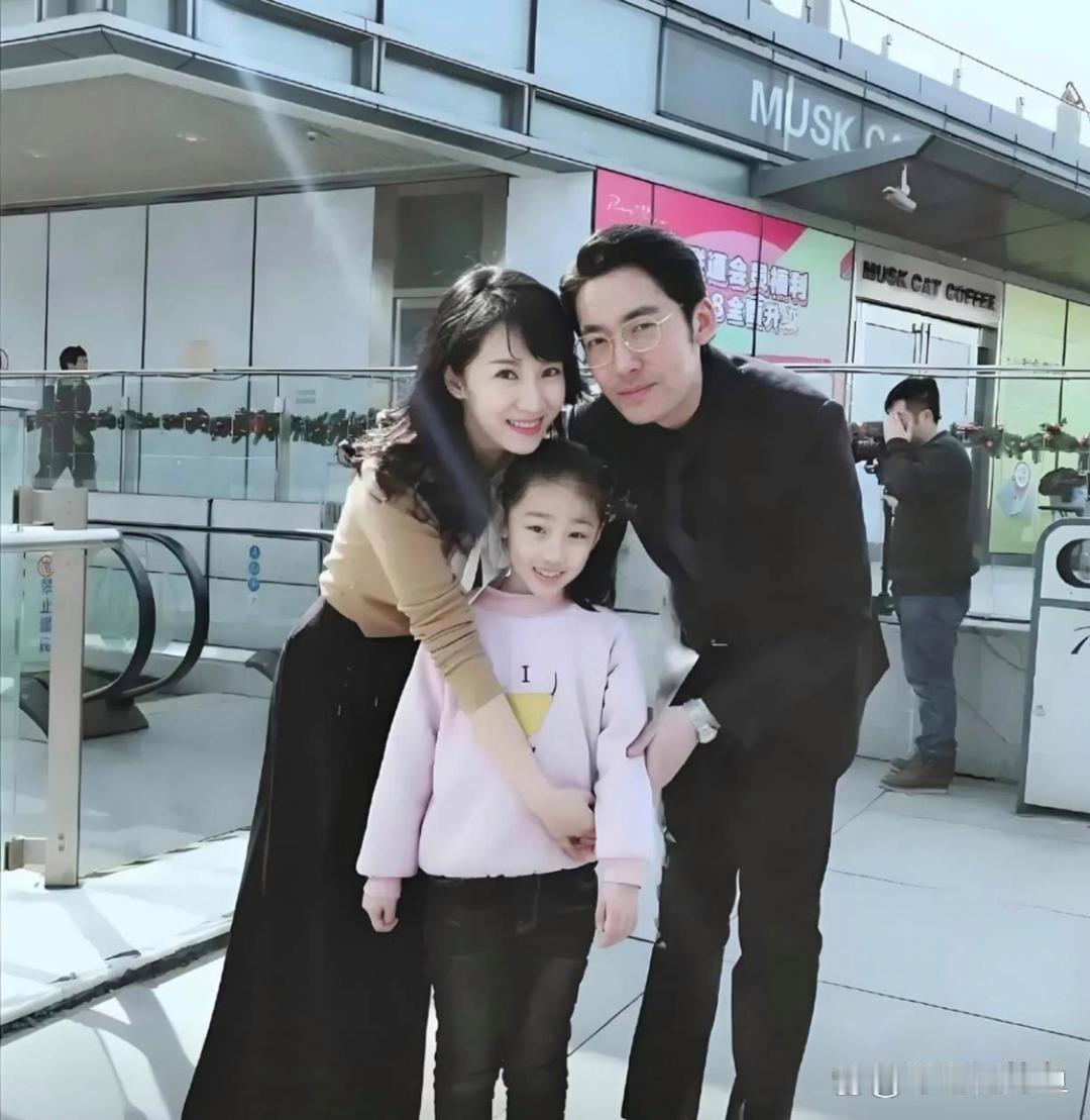 李念一家三口好幸福。