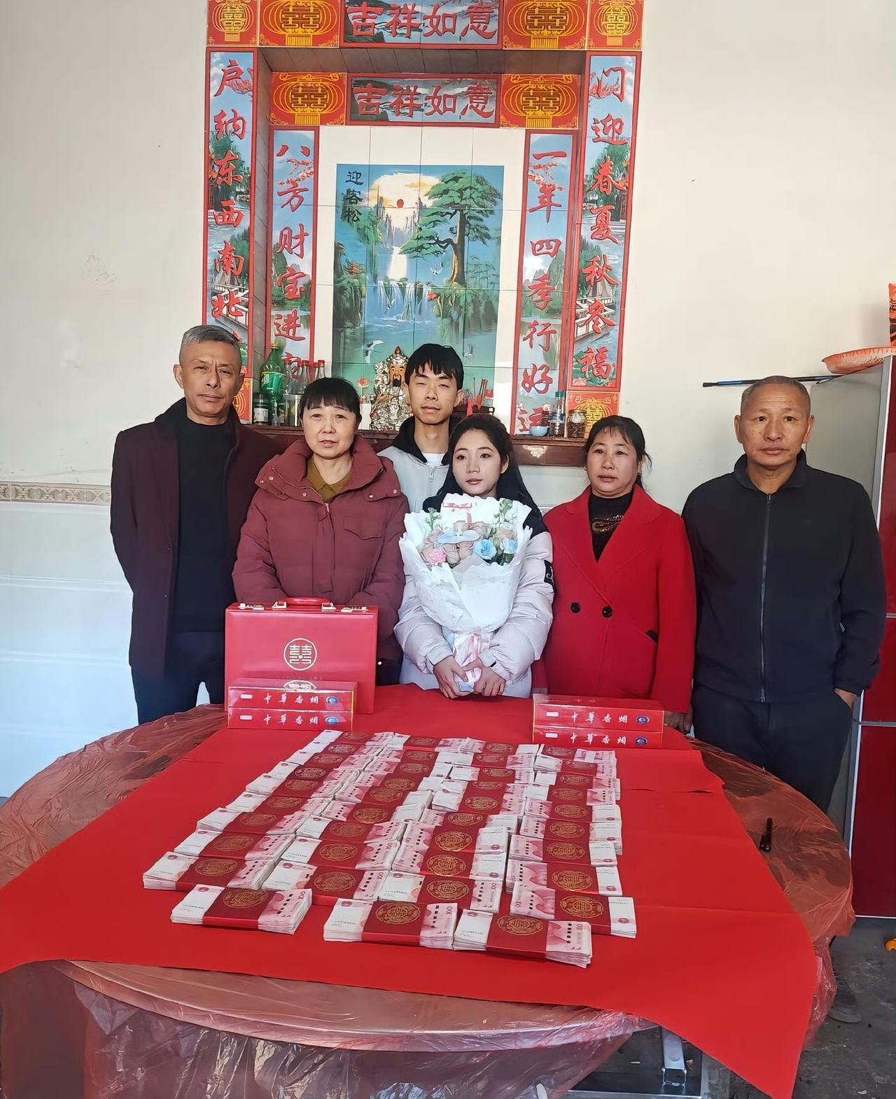 父母的血汗38.8万提亲成功，这是哪个省的，彩礼很高啊。桌子上摆满人民币现金，4