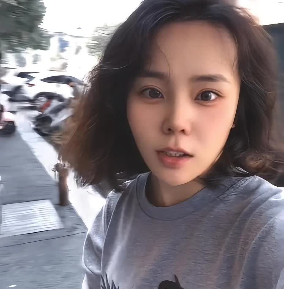 我问闺蜜，为什么小熊那么恨姚妈？闺蜜说，当然恨了，要是我都要恨死了。当初小熊