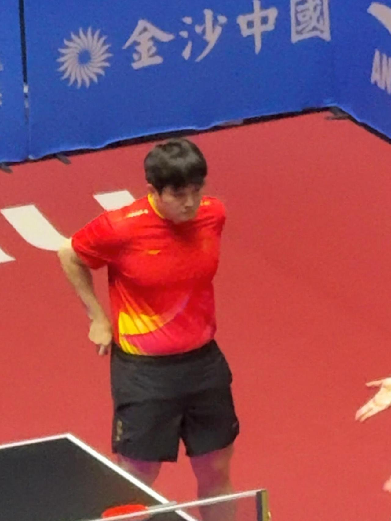 东哥这个架势上场了，先和对手握手，再给裁判握手，很有礼貌了，仪式感拉满！东哥上