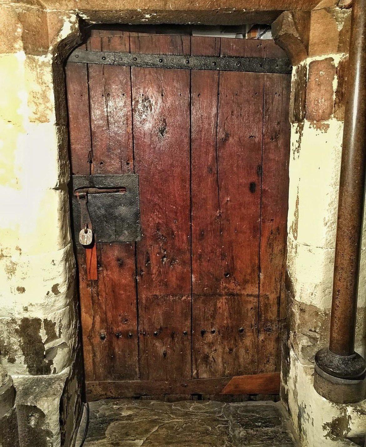 那扇门属于威斯敏斯特教堂——它是英国最古老的门，也是唯一幸存的盎格鲁-撒克逊时期