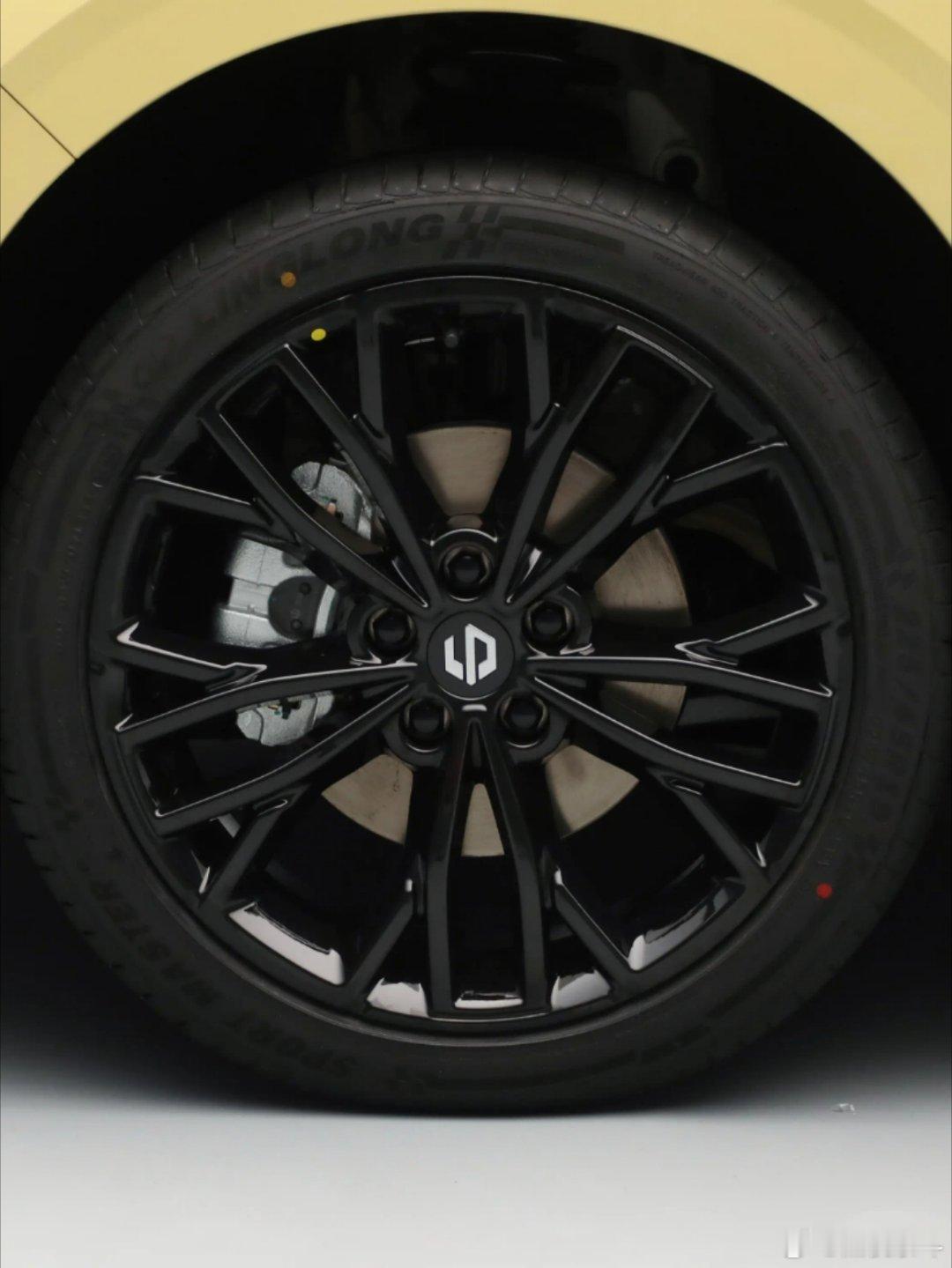 零跑Lafa5这个轮毂看着真熟悉，要不是LOGO就认错了。[捂脸哭]新能源汽车零跑