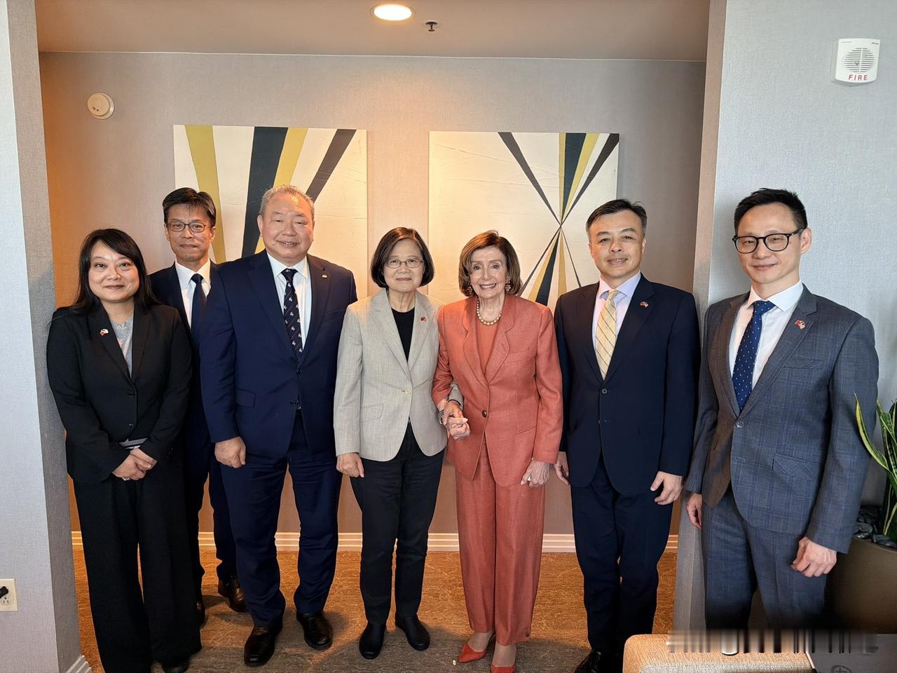 近日，台湾地区前领导人蔡英文与美国国会众议院前议长佩洛西又出来作妖了，在旧金山再