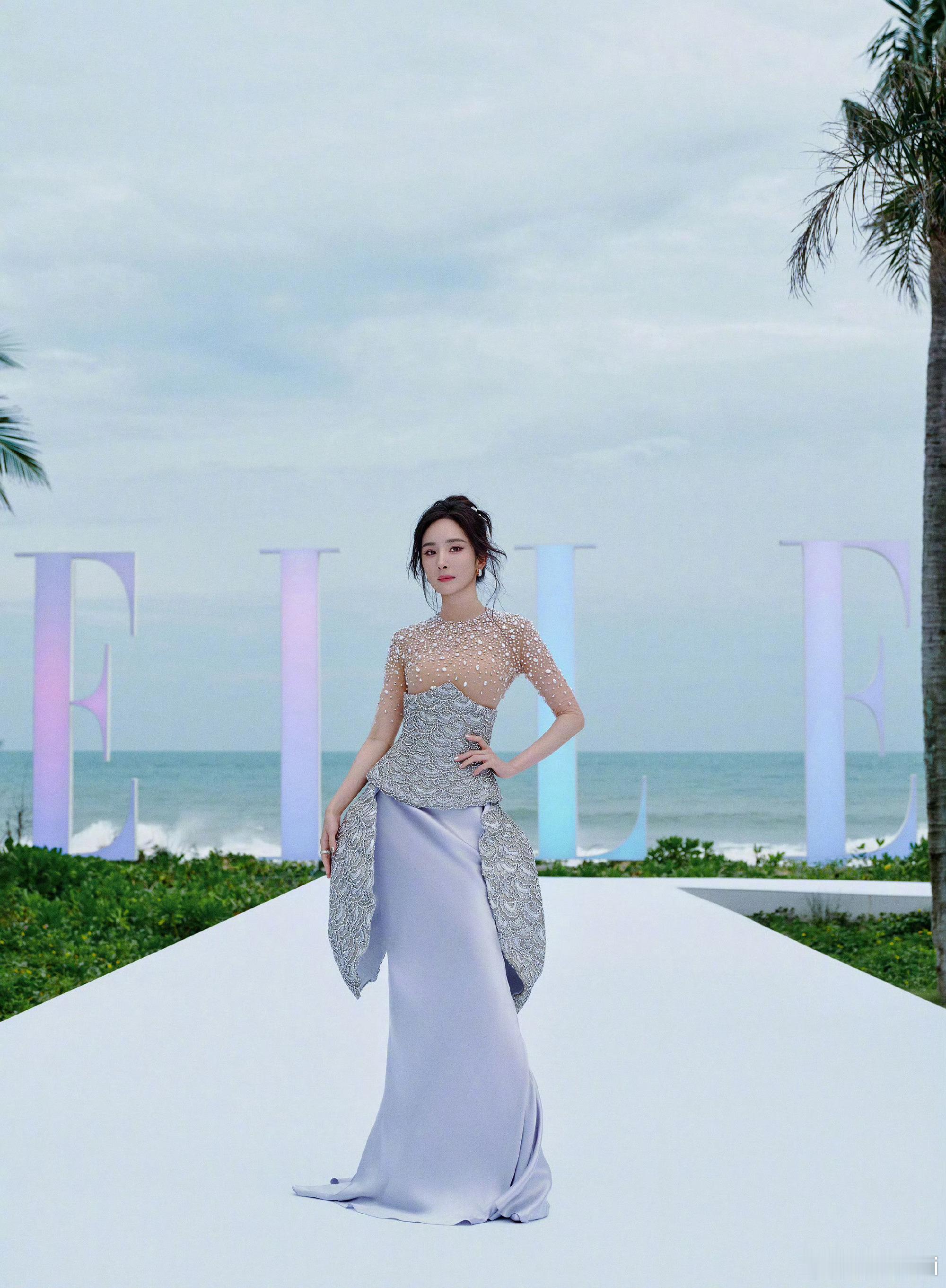 杨幂ELLE周年盛典第一个登岛，身穿MissSohee2025春夏高定，人鱼