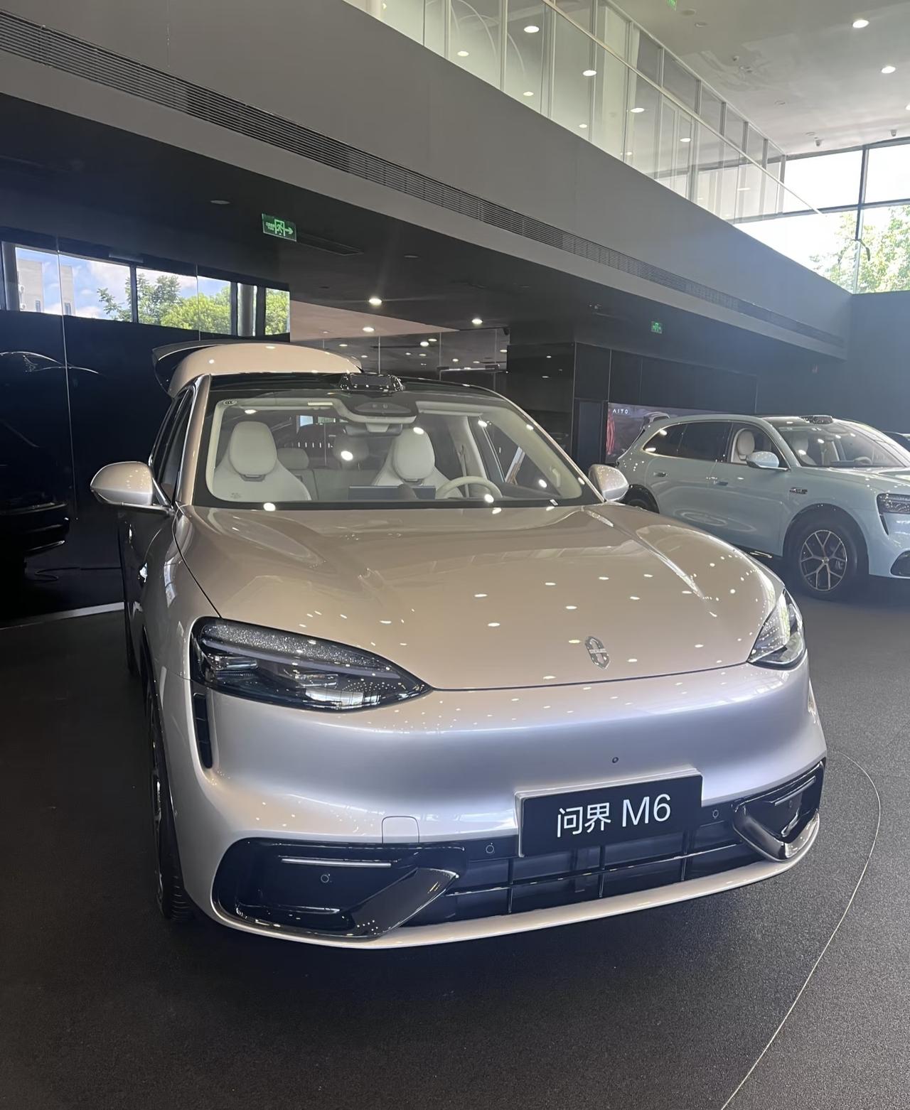 最近有朋友新提了问界M6，7月份问界出的两个新版本还是非常香的，起售价直接降了5