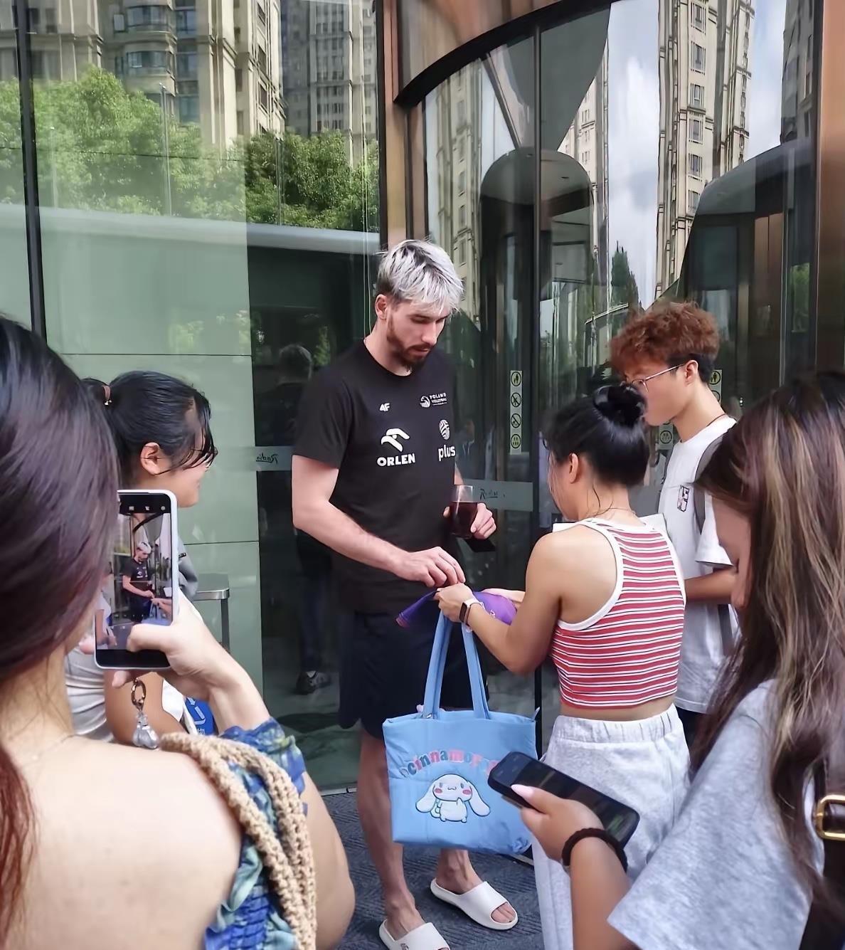 宁波GDP是华沙的两倍半，我们一座新一线城市就能碾压波兰首都，可有些人骨子里的“