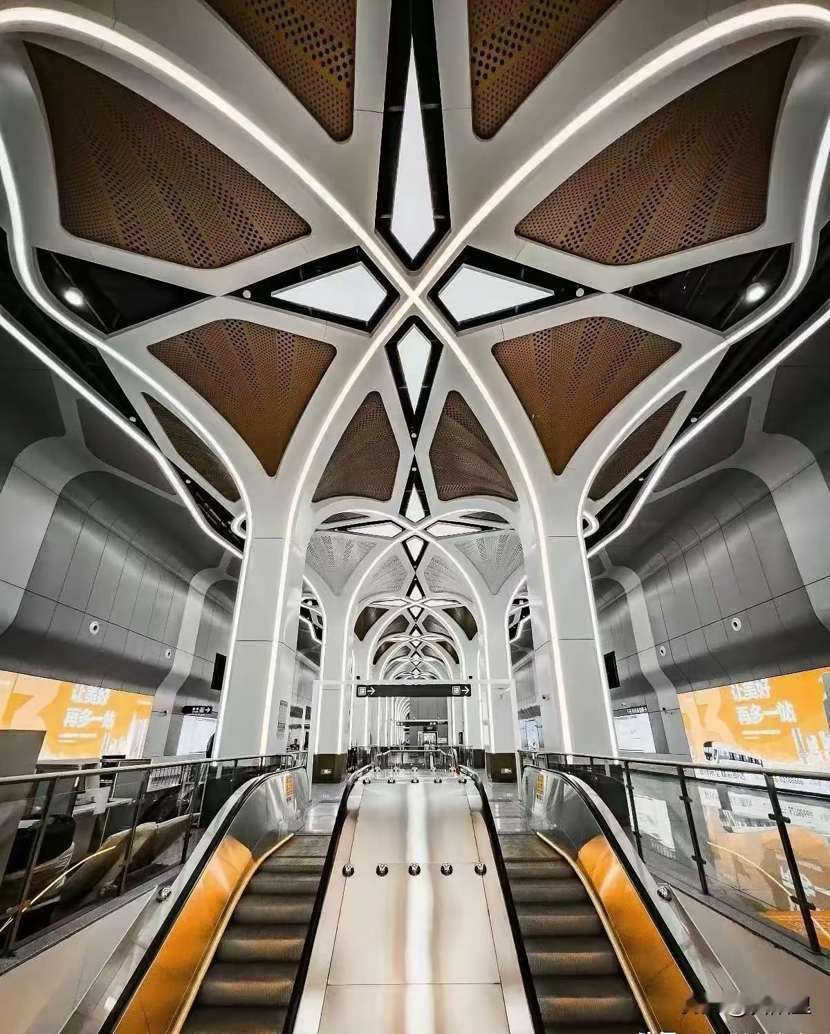 不得不佩服，深圳对城市公建的水平已经到了精雕细琢甚至疯狂变态的地步了！你看这两张