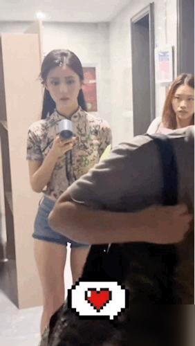 别再盯着胡连馨的身材了，告诉你个秘密，她真正碾压别人的，是走路时那根骨头。你