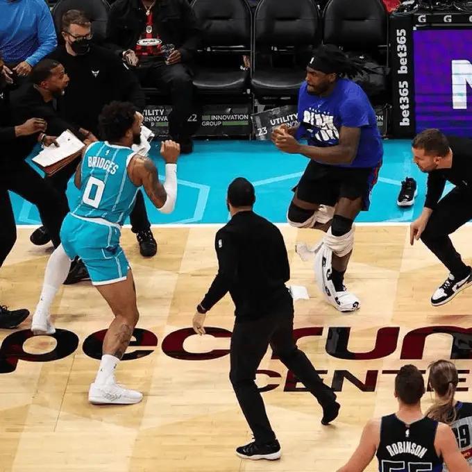 打架要紧？美媒晒斯图尔特打架照片：他甚至懒得解开膝盖上的冰敷绷带NBA常规赛，活