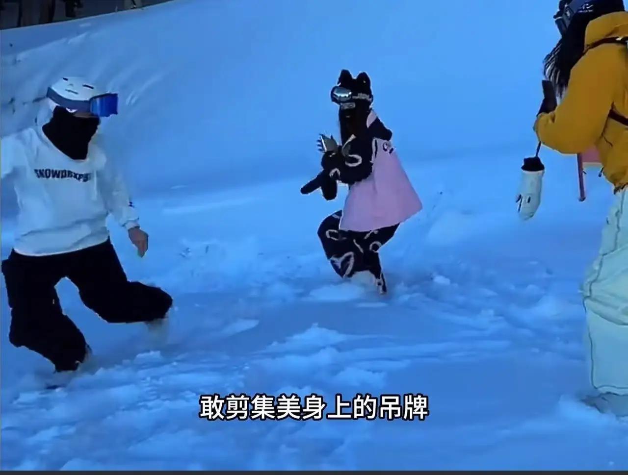 “吊牌羞耻”变“吊牌大战”？滑雪场惊现神秘剪刀手，专剪白嫖党吊牌！网友：这波正义