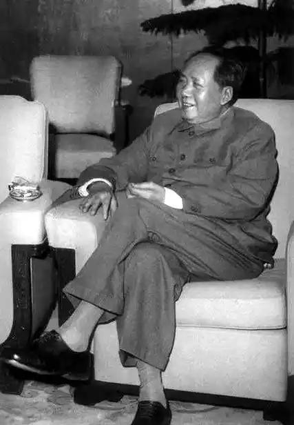 1975年，82岁的毛主席突然说：功德林里的国民党战犯，都放了算了，这些人一