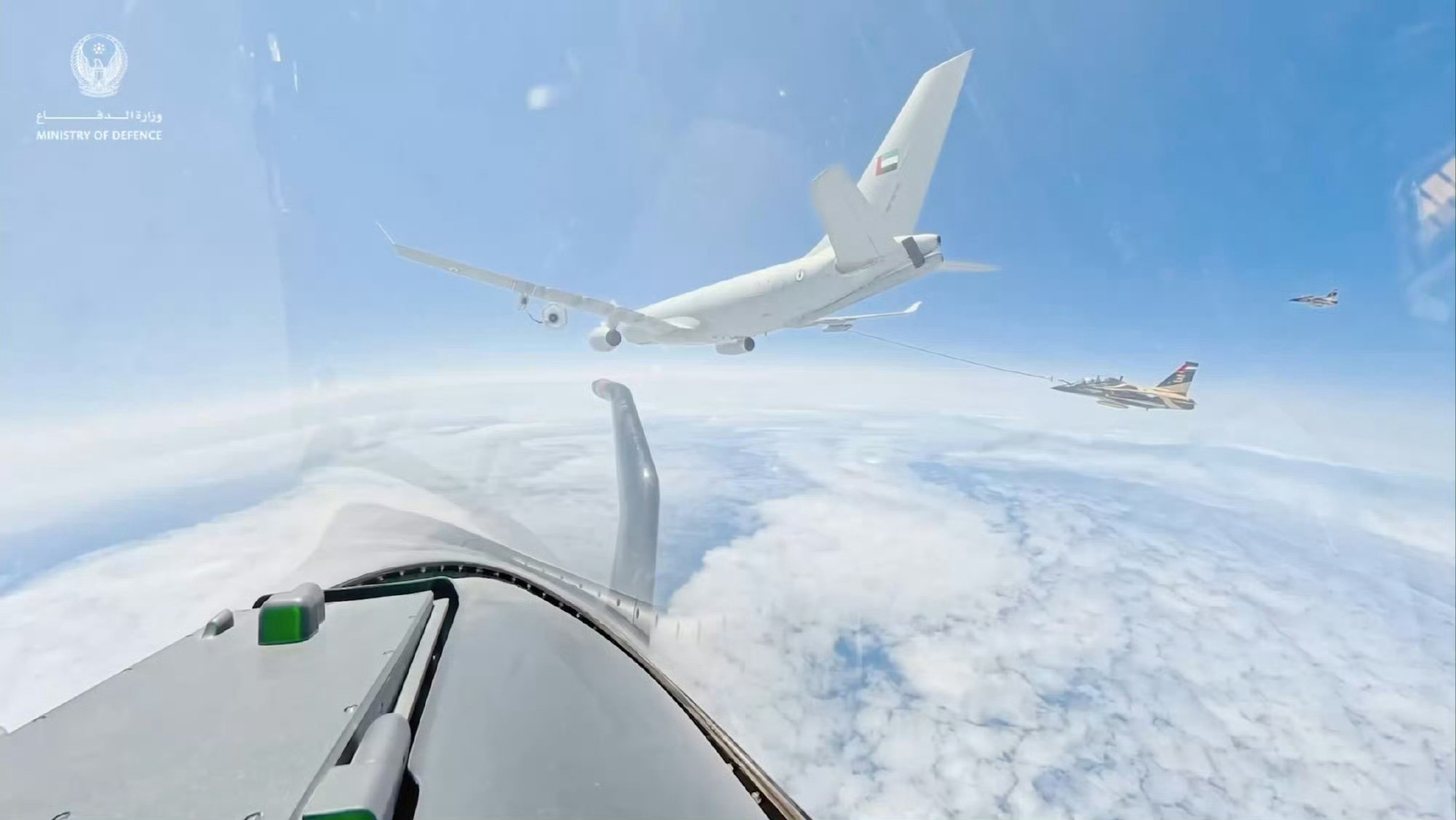 中航工业洪都L-15高级教练机，经过空中加油飞抵美国。这是中国生产的军用飞机首次