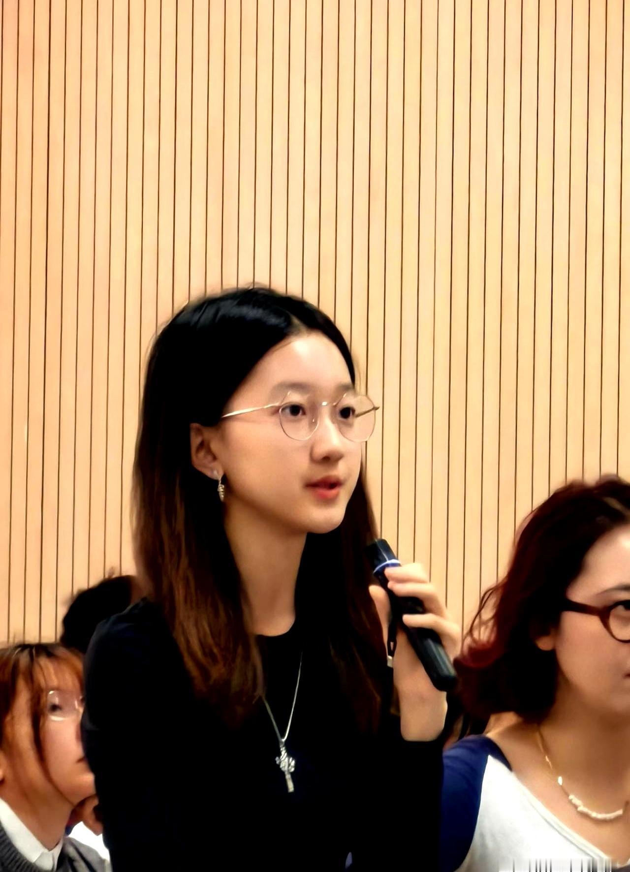 课堂上，教授刚提醒大家别打架，还顺手抛了个“灵魂问题”：“我统计过，打架斗殴里，