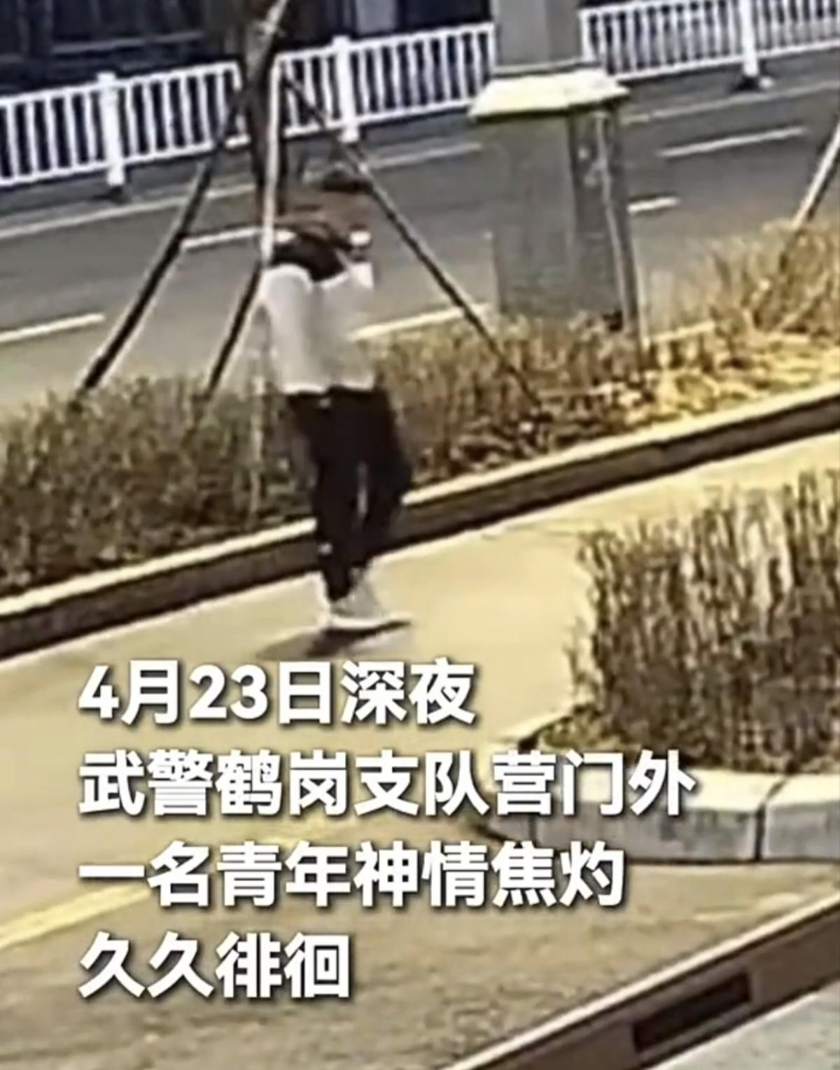 刷到这个视频我突然泪目了，深夜一个男子在武警支队门口徘徊，起初我还以为他遇到了什