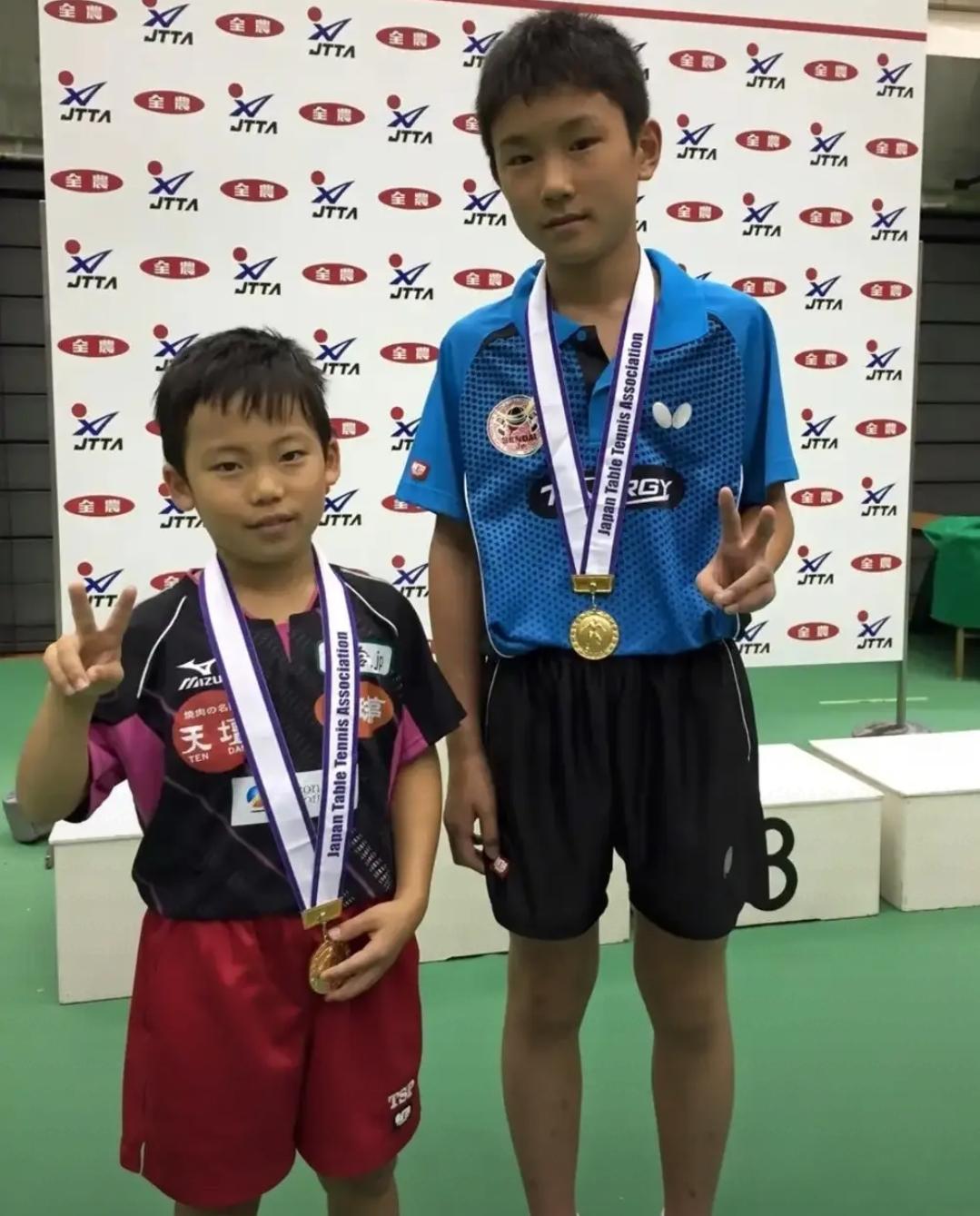 张本智和把松岛辉空也是当弟弟一样看待吧，两人小的时候就在一起比赛，长大后松岛辉空