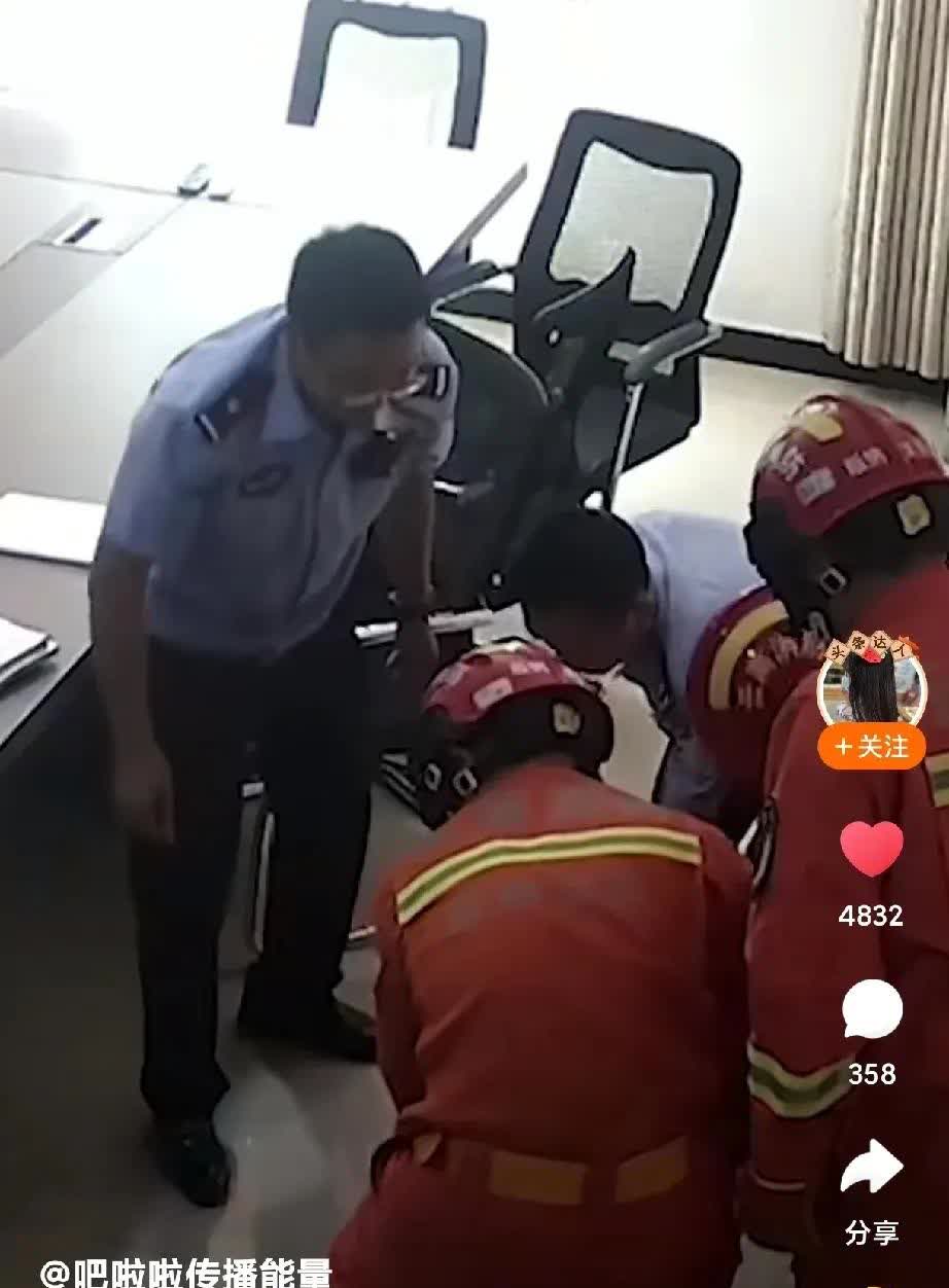 110打119报警，见过吗？3日云南西双版纳派出所进来一条大蟒蛇。派出所的民警