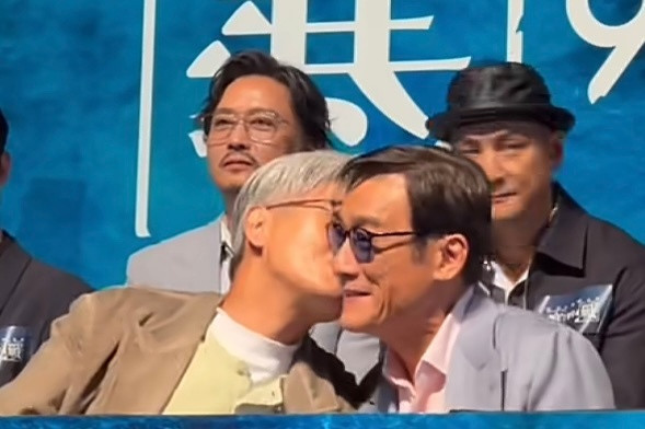 老一辈人炒起cp来更是擅长撒糖！《寒战1994》香港发布会上，周润发表示自己天天