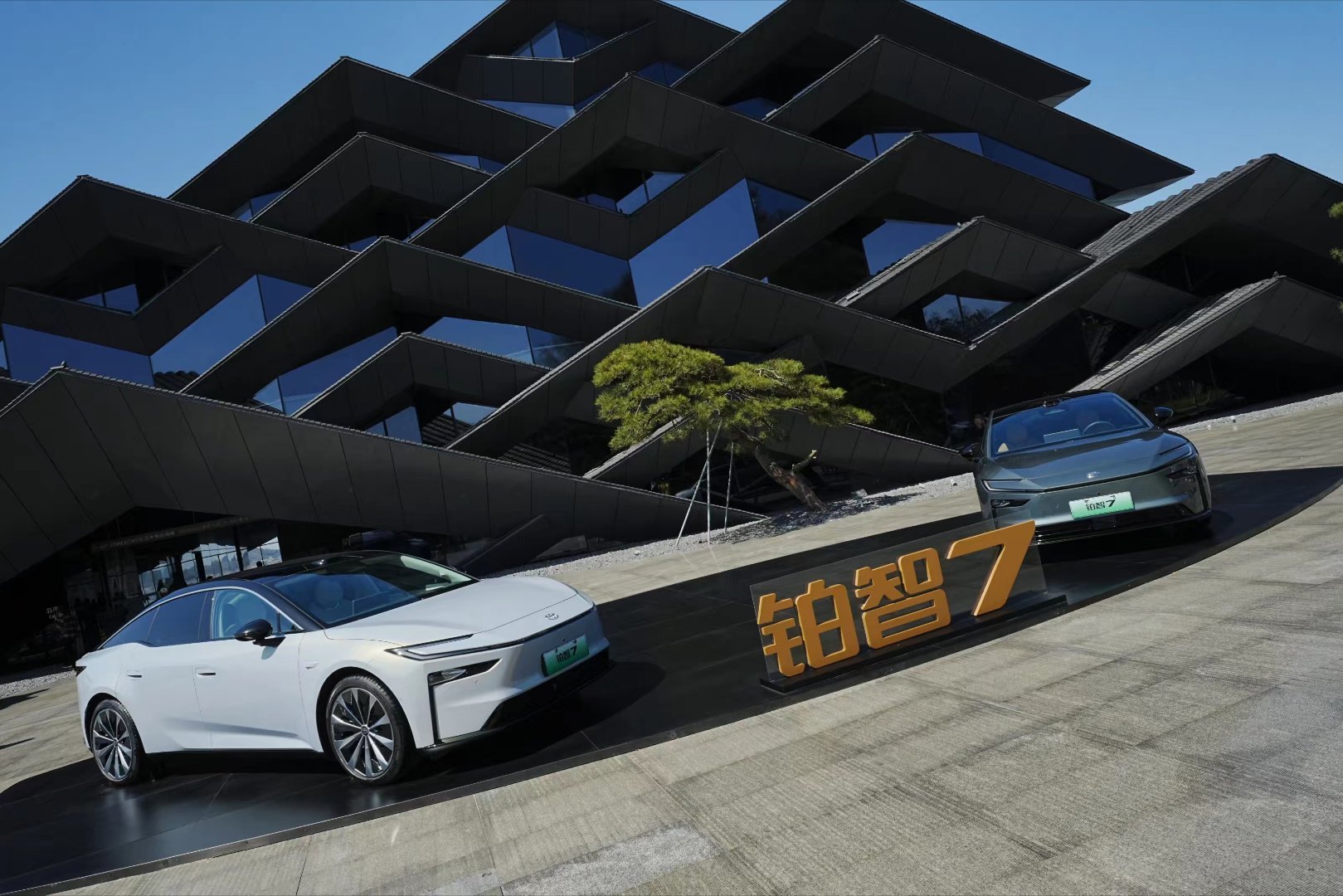 媒体首测丰田铂智7动态表现我觉得释放出这么一个信号，那就是20万内纯电轿车回归