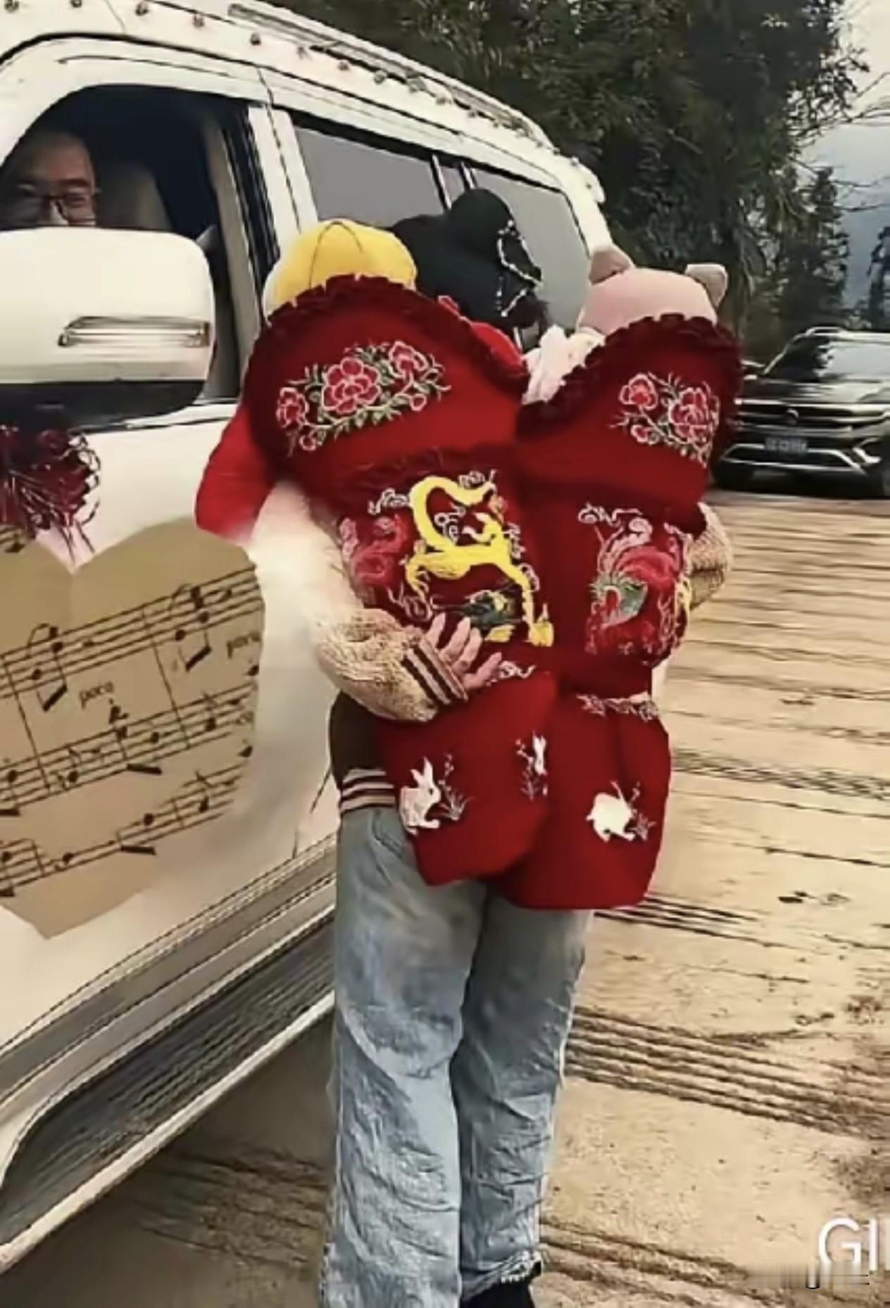 宝妈背龙凤胎路边送婚礼祝福！新人递红包回礼，这才是民俗该有的样子云南一场婚