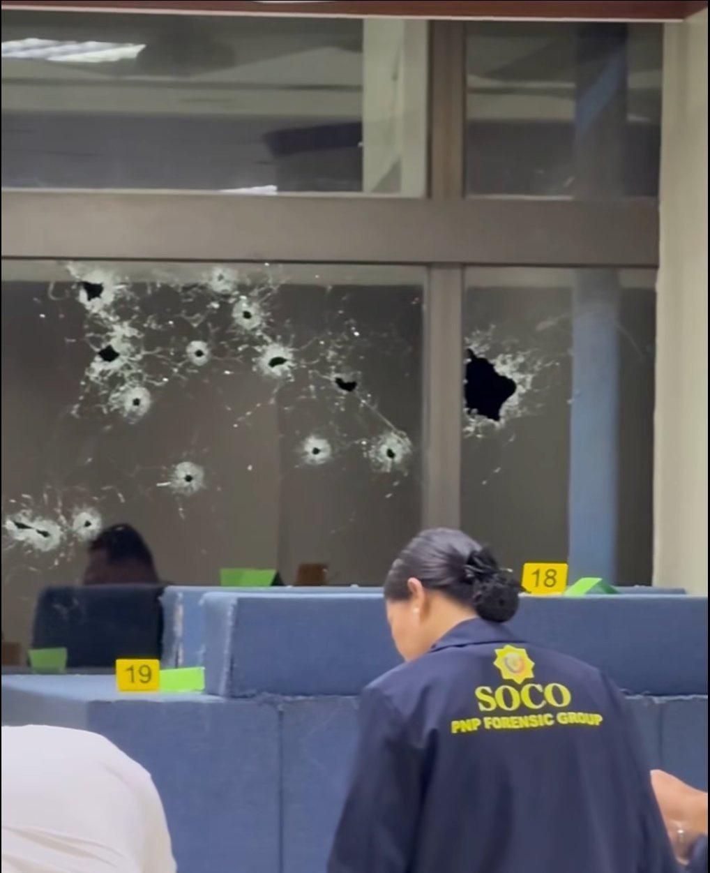 小马科斯太狠了！5月13日晚，一群身穿防弹背心、手持突击步枪的武装人员强行闯
