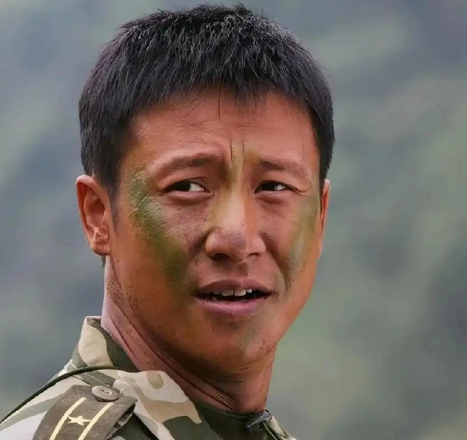 士兵突击的钢七连连长高诚，康洪雷本来是请于震出演的。于震有定价权，但是他价定